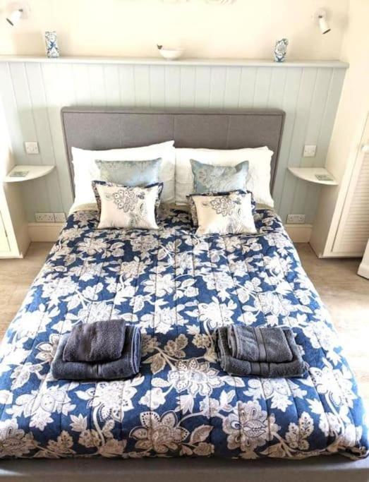 Beautiful Ground Floor With Parking, Exeter
